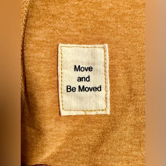 Vuori Performance Crewneck L Camel Stretch Pullover V224 - Picture 9 of 11